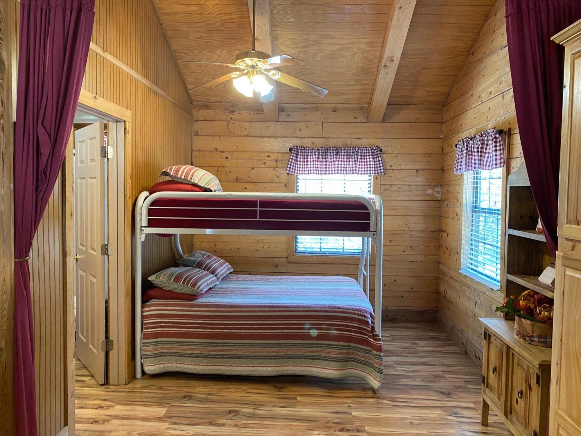 A Peace Of Heaven Cabins And Rv Vanderpool Kültér fotó